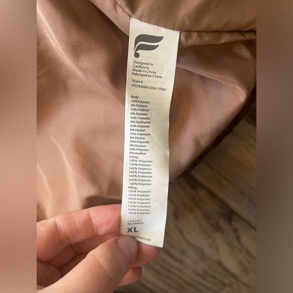 NWOT Fabletics Wander crushed velvet cropped puffer - Picture 11 of 11